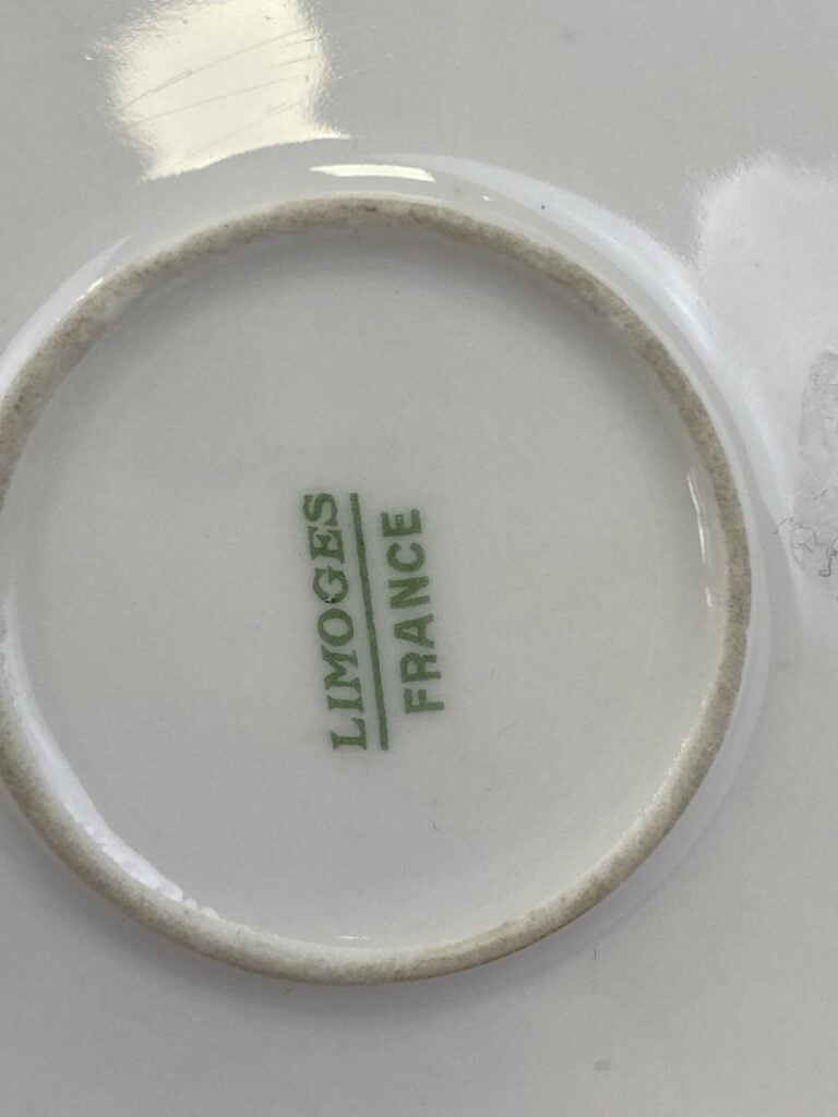 Ensemble de porcelaine comprenant un encrier SAMSON signé dans le gout de la co…