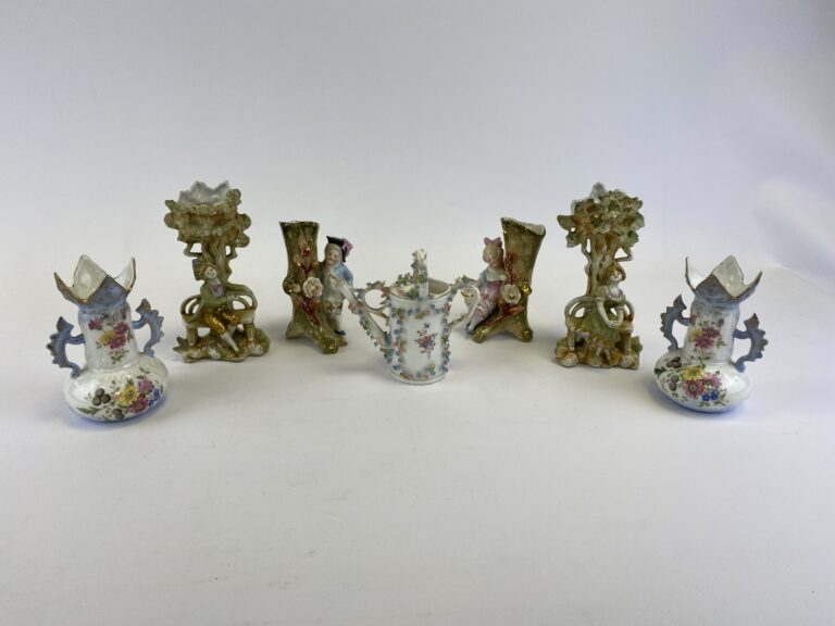 Ensemble de porcelaines diverses - Comprenant trois paires de vases miniatures…