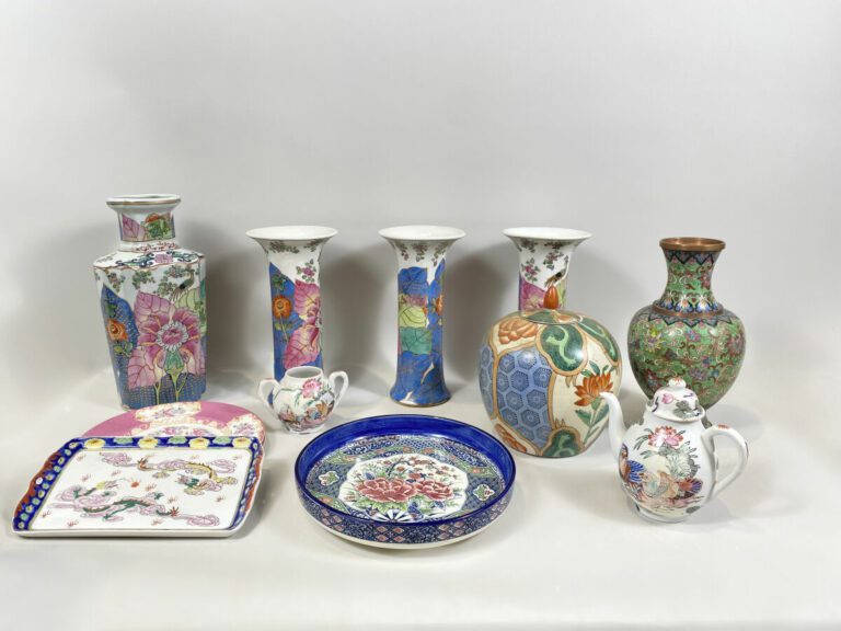 Ensemble de porcelaines et céramiques comprenant : vases, coupes vase en cloiso…