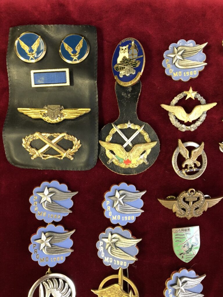 Ensemble de quarante-six insignes militaires, essentiellement armée de l'air.
