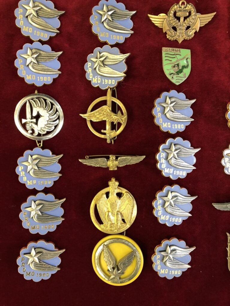 Ensemble de quarante-six insignes militaires, essentiellement armée de l'air.