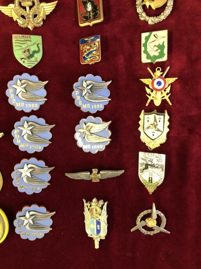 Ensemble de quarante-six insignes militaires, essentiellement armée de l'air.
