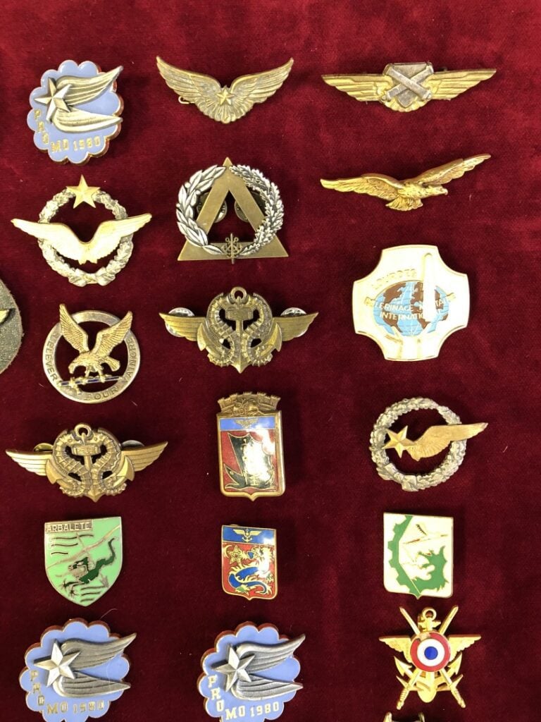 Ensemble de quarante-six insignes militaires, essentiellement armée de l'air.