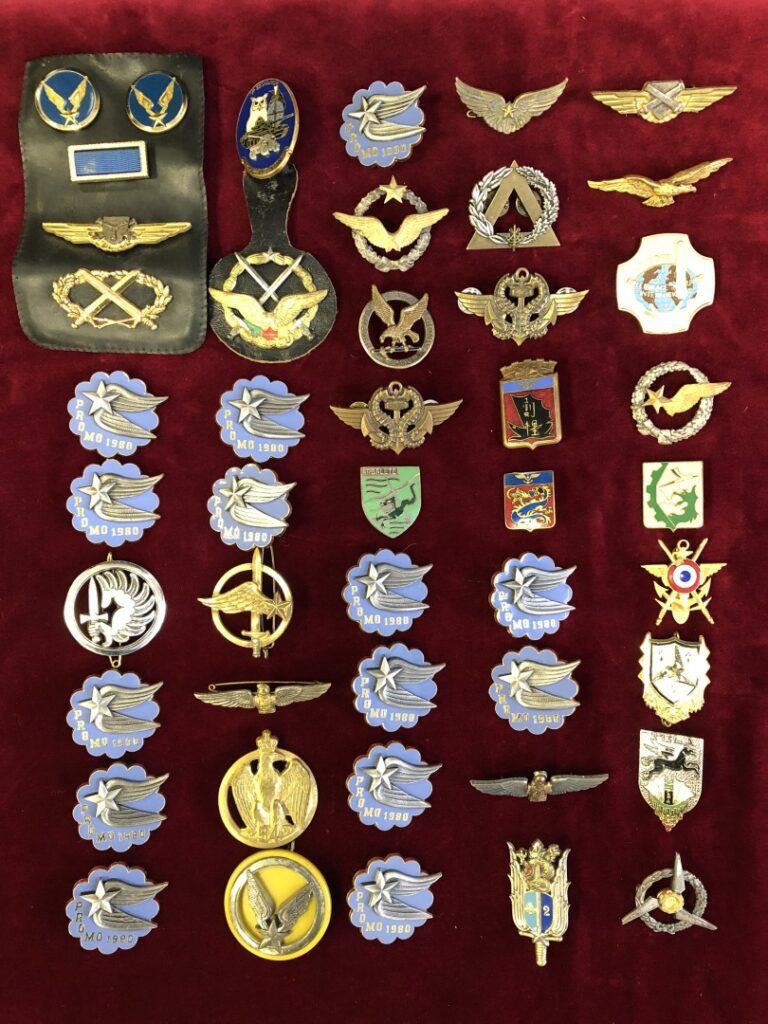 Ensemble de quarante-six insignes militaires, essentiellement armée de l'air.
