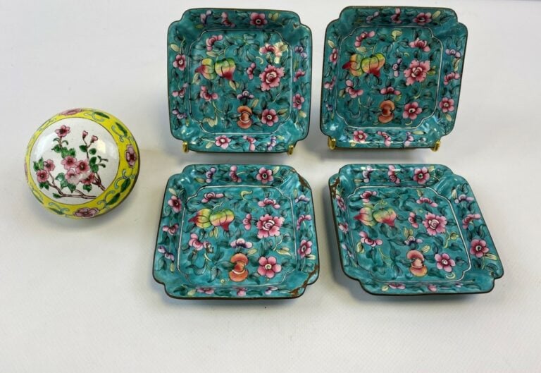 ENSEMBLE DE QUATRE (4) COUPELLES EN EMAUX SUR CUIVRE - Chine ou Vietnam - De fo…