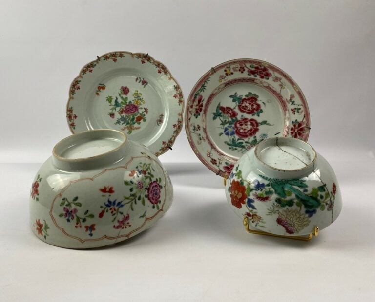 ENSEMBLE DE QUATRE (4) PORCELAINES DANS LE GOUT DE LA FAMILLE ROSE - Chine - Co…