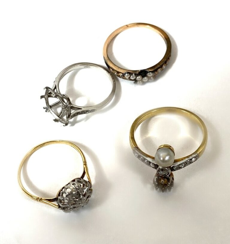 Ensemble de quatre bagues ou monture en or serties de petites perles ou brillan…