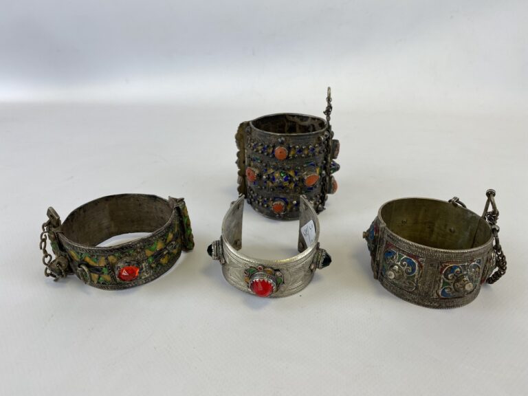 Ensemble de quatre bracelets berbères dont "Khelkhâl" bracelet de cheville en A…