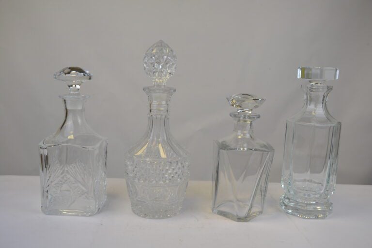Ensemble de quatre carafes en cristal et verre, dont une par BACCARAT pour le c…