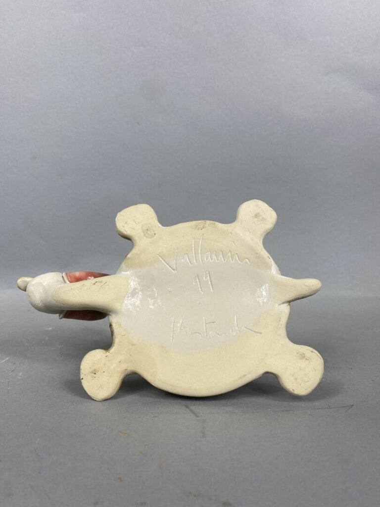 Ensemble de quatre céramiques dont VALLAURI, sujets divers dont hibou, tortue,…