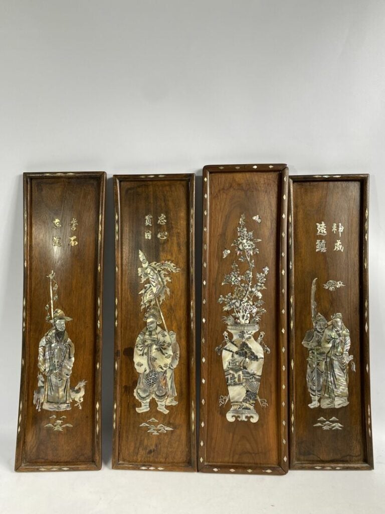 Ensemble de quatre panneaux en bois avec incrustation de nacre - Chine du Sud o…