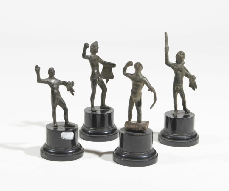 Ensemble de quatre petits bronzes de style antique Six médailles de table diver…
