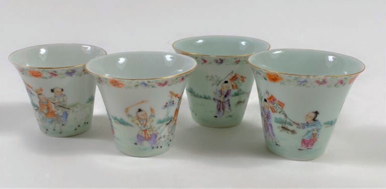 Ensemble de quatre petits gobelets à décor de personnages , frise de fleurs et…