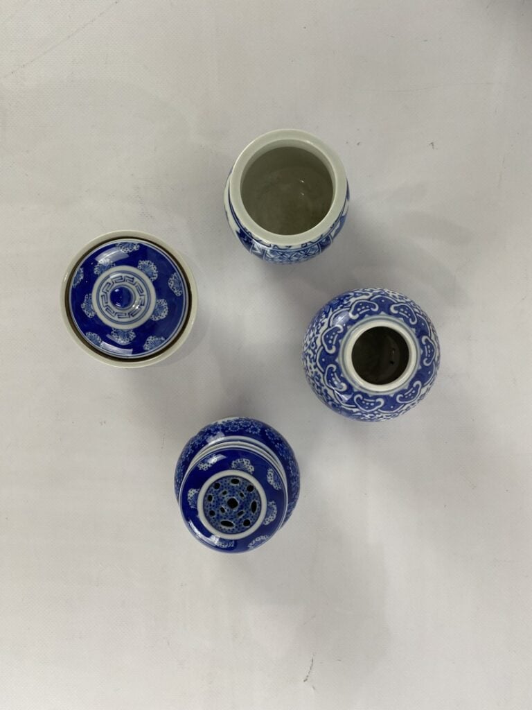 ENSEMBLE DE QUATRE PORCELAINES MINIATURES BLEU BLANC - Comprenant une boîte à g…