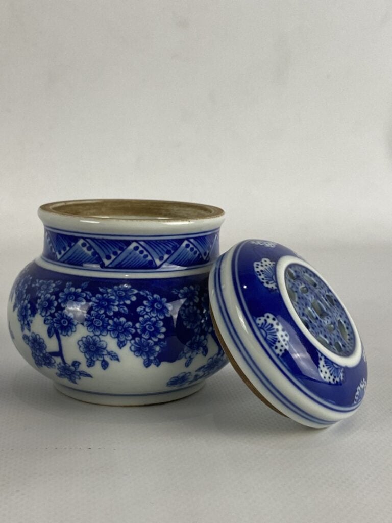 ENSEMBLE DE QUATRE PORCELAINES MINIATURES BLEU BLANC - Comprenant une boîte à g…