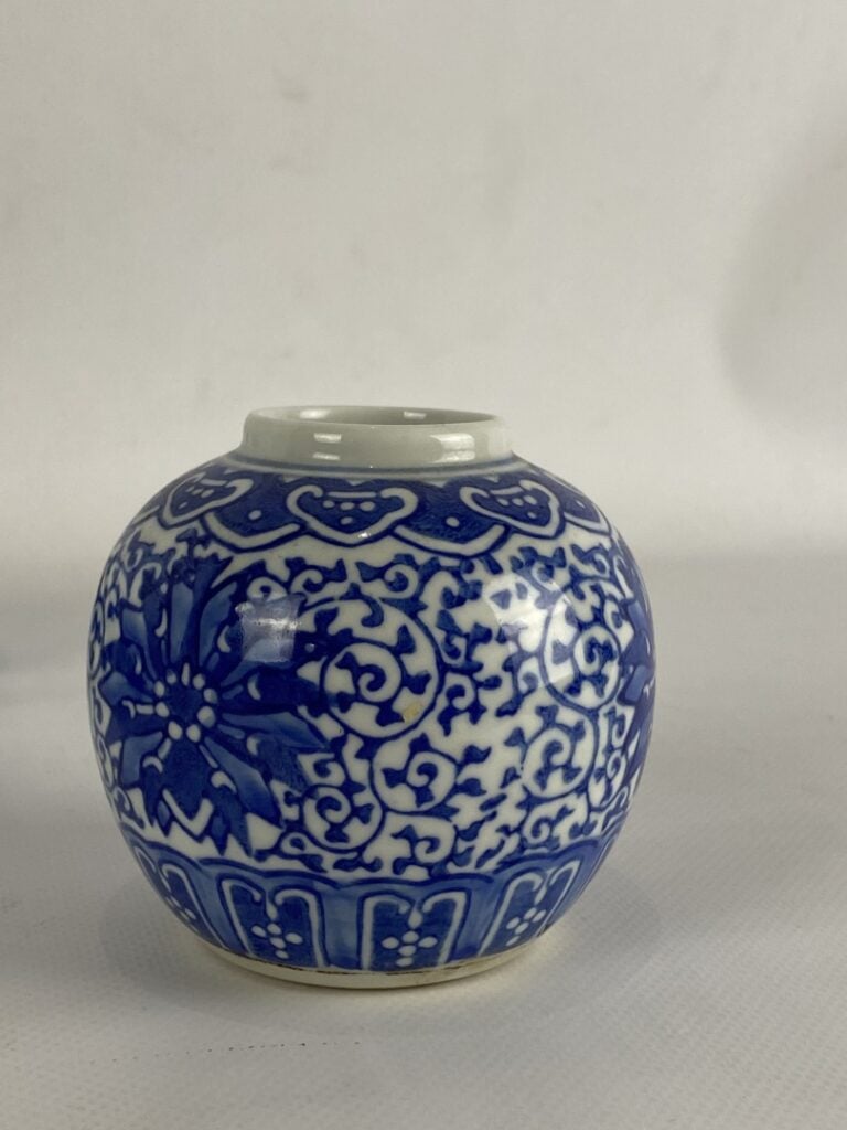 ENSEMBLE DE QUATRE PORCELAINES MINIATURES BLEU BLANC - Comprenant une boîte à g…