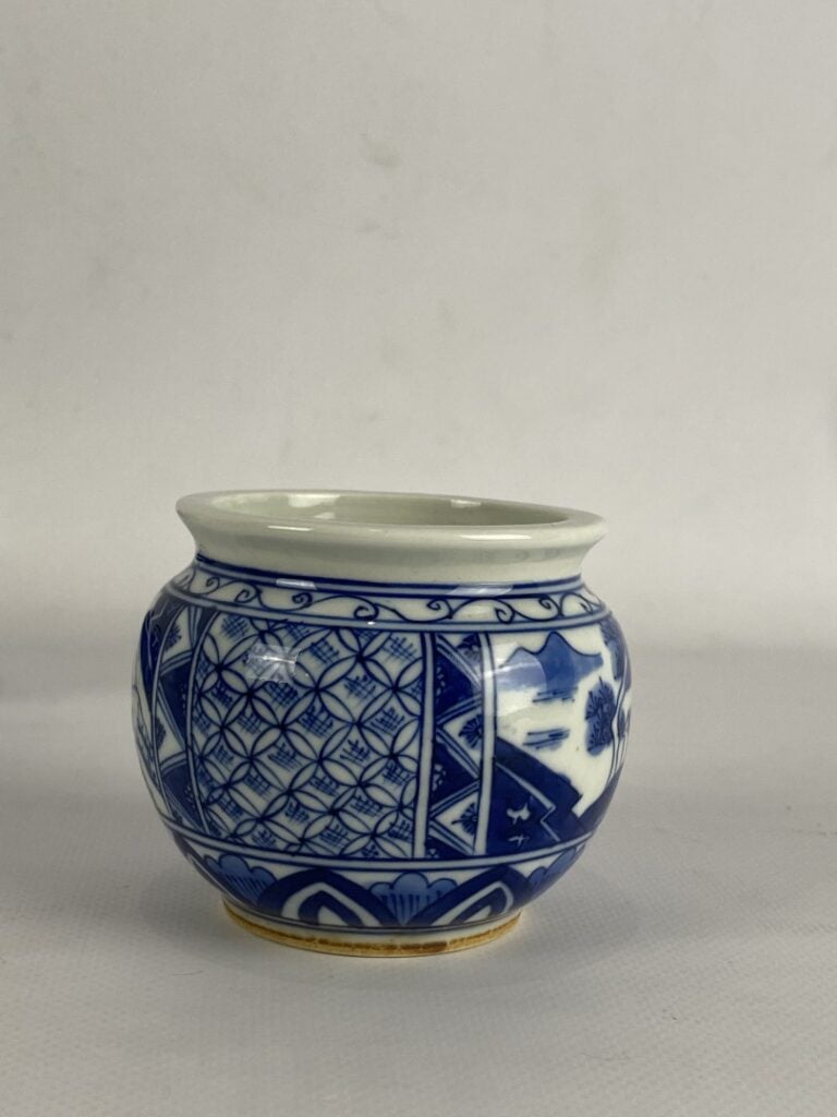 ENSEMBLE DE QUATRE PORCELAINES MINIATURES BLEU BLANC - Comprenant une boîte à g…