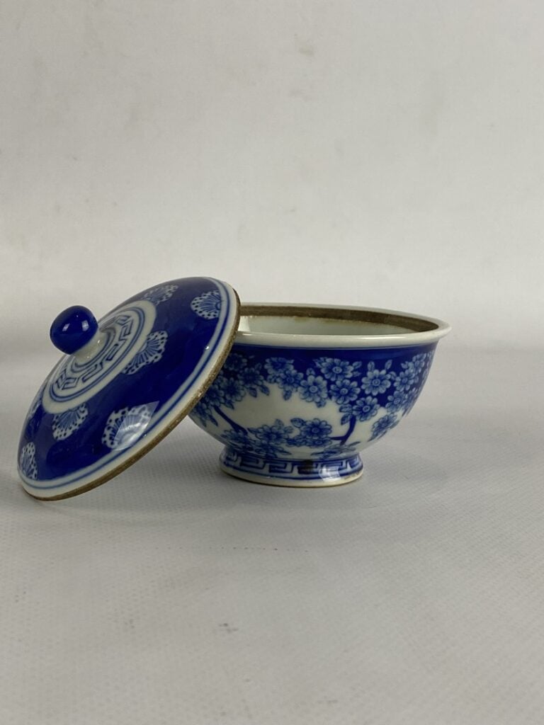 ENSEMBLE DE QUATRE PORCELAINES MINIATURES BLEU BLANC - Comprenant une boîte à g…