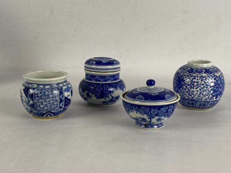 ENSEMBLE DE QUATRE PORCELAINES MINIATURES BLEU BLANC - Comprenant une boîte à g…