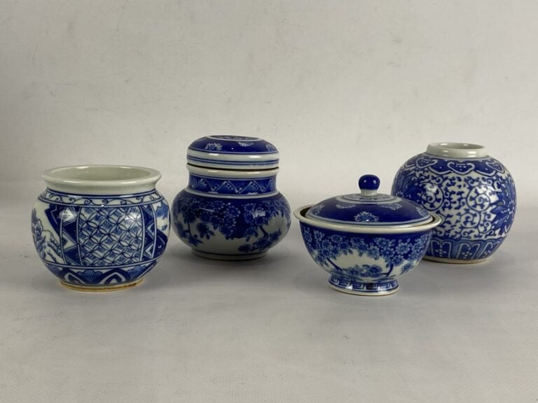 ENSEMBLE DE QUATRE PORCELAINES MINIATURES BLEU BLANC - Comprenant une boîte à g…