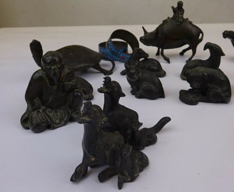 ENSEMBLE DE SEIZE (16) OKIMONO EN BRONZE A PATINE BRUNE - Japon, Fin XIXe siècl…