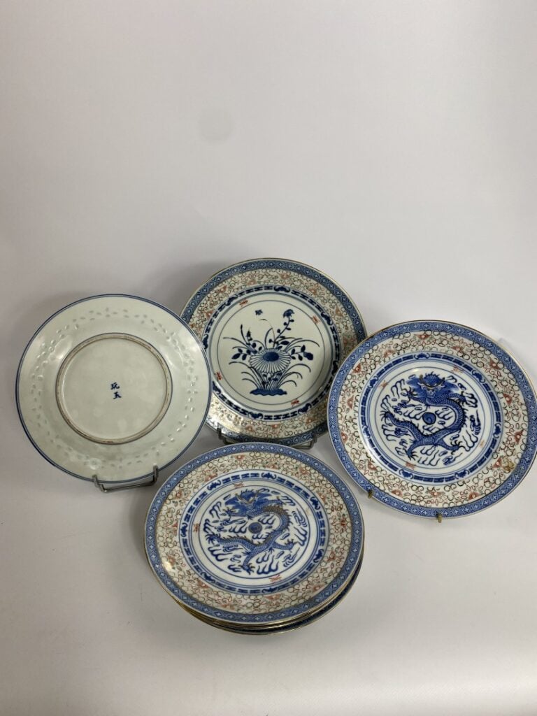 ENSEMBLE DE SIX (6) ASSIETTES EN PORCELAINE DITE " GRAIN DE RIZ " - Chine - Le…