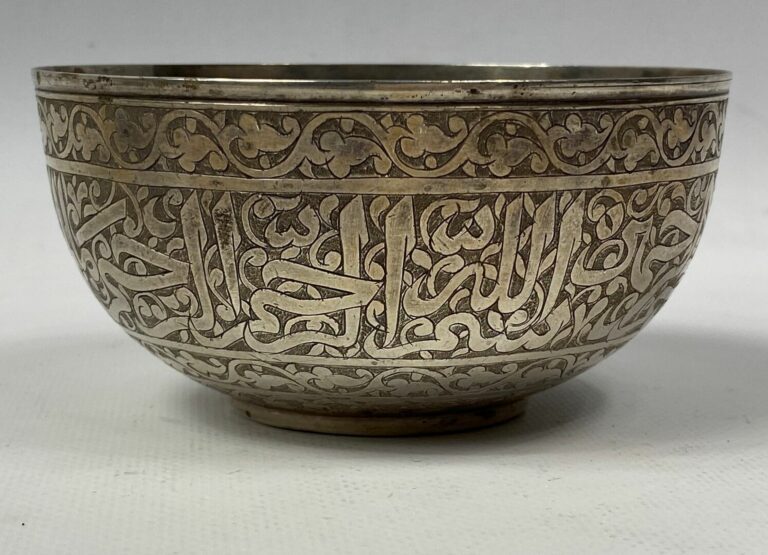 Ensemble de six bols en argent (min. 800) - Proche-Orient - A décor gravé de ri…
