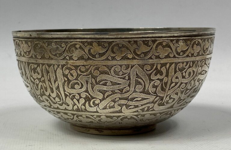 Ensemble de six bols en argent (min. 800) - Proche-Orient - A décor gravé de ri…