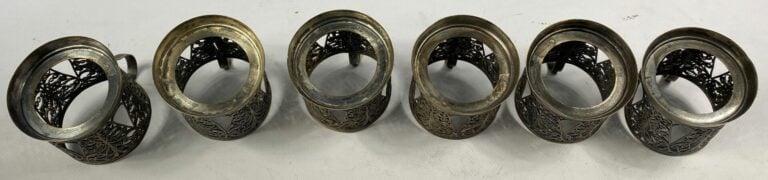 Ensemble de six montures de tasses à thé en métal argenté filigrané à décor ajo…