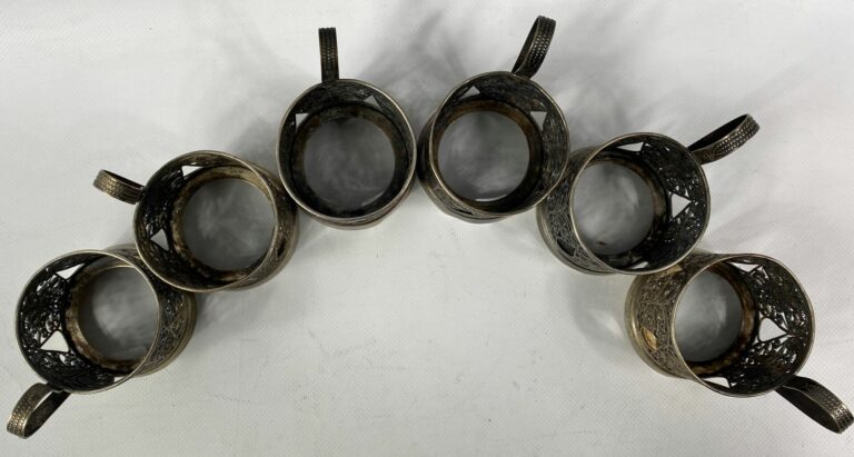 Ensemble de six montures de tasses à thé en métal argenté filigrané à décor ajo…