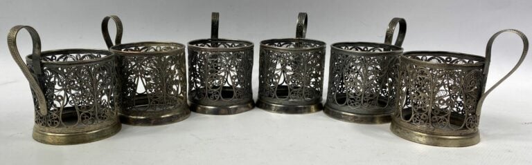 Ensemble de six montures de tasses à thé en métal argenté filigrané à décor ajo…