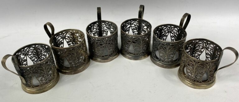 Ensemble de six montures de tasses à thé en métal argenté filigrané à décor ajo…