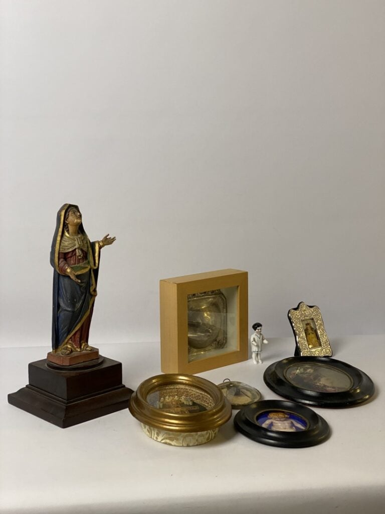 Ensemble de sujets religieux en métal ou composition peinte sous globe, ex-voto…