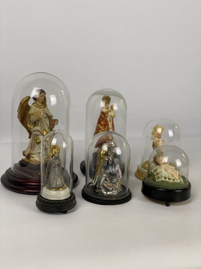 Ensemble de sujets religieux en métal ou composition peinte sous globe, ex-voto…