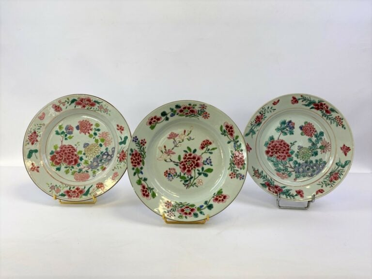 ENSEMBLE DE TROIS (3) ASSIETTES EN PORCELAINE, DANS LE GOUT DE LA COMPAGNIE DES…