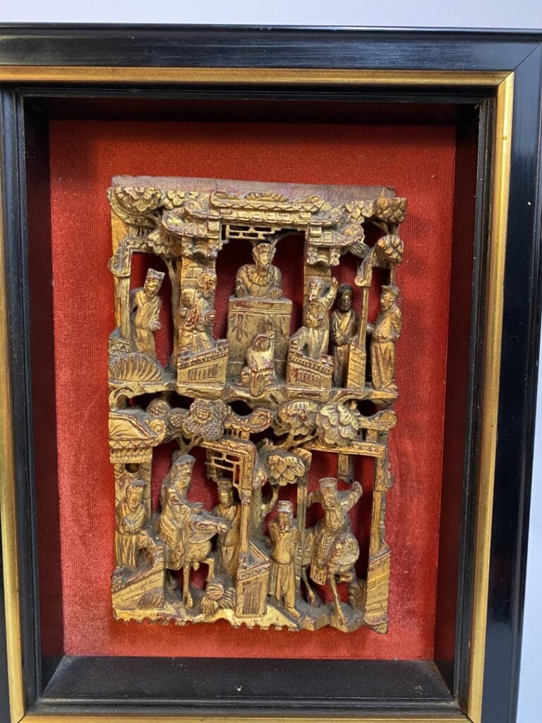 ENSEMBLE DE TROIS (3) ELEMENTS D'ARCHITECTURE EN BOIS SCULPTE DORE, DANS LE GOU…