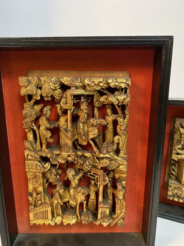 ENSEMBLE DE TROIS (3) ELEMENTS D'ARCHITECTURE EN BOIS SCULPTE DORE, DANS LE GOU…