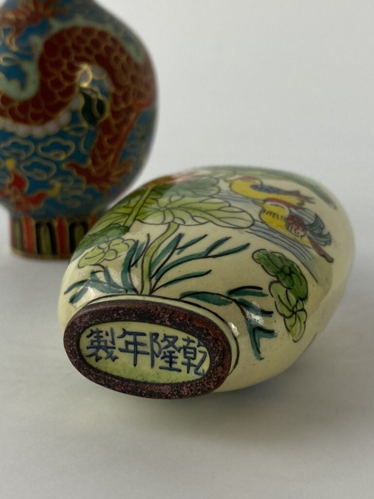 Ensemble de trois (3) flacons / tabatières en émaux - Chine - Comprenant deux t…