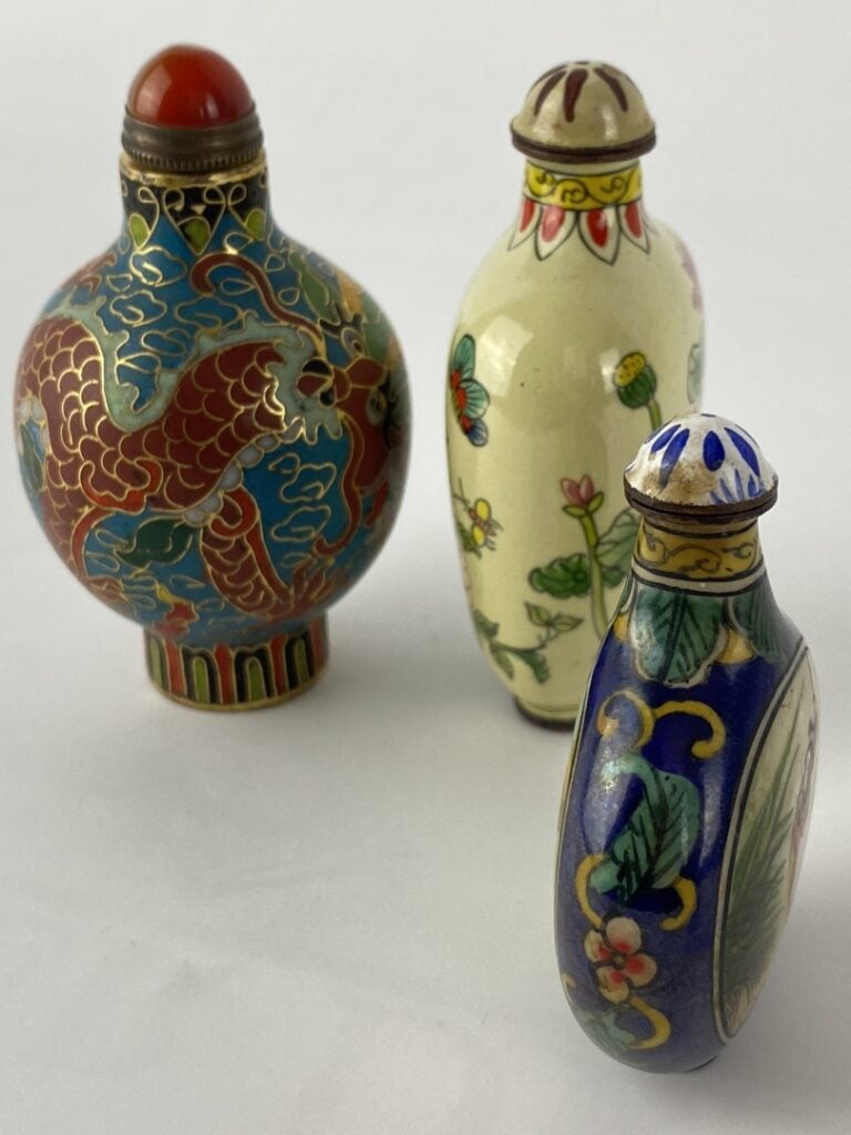 Ensemble de trois (3) flacons / tabatières en émaux - Chine - Comprenant deux t…
