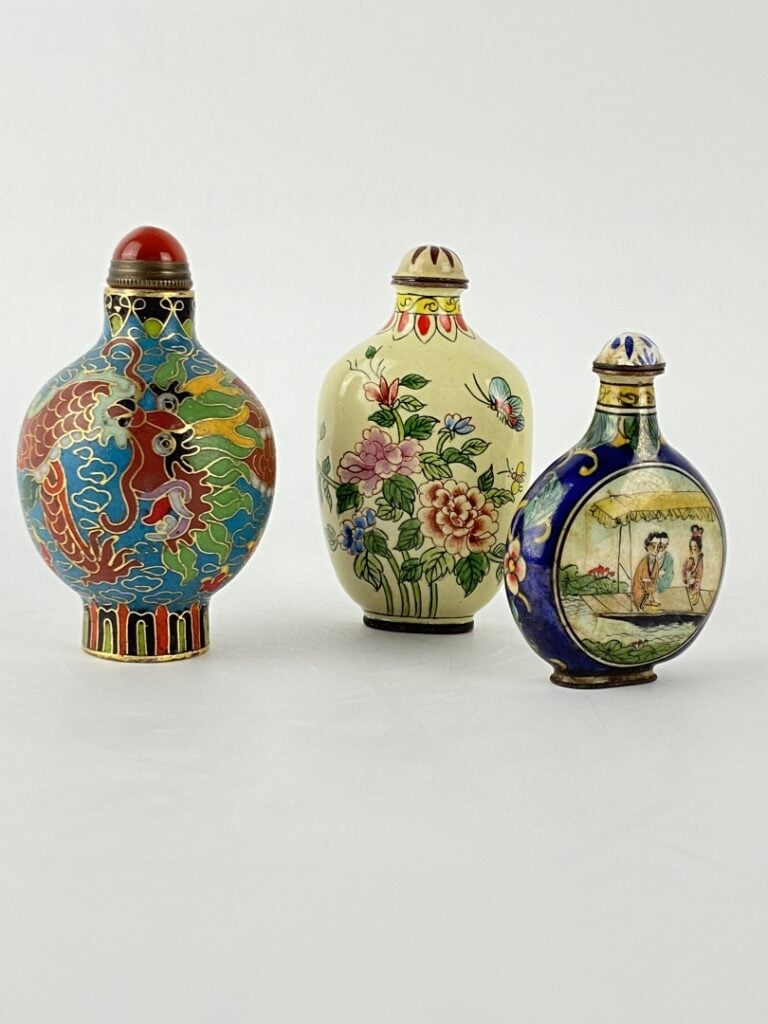 Ensemble de trois (3) flacons / tabatières en émaux - Chine - Comprenant deux t…