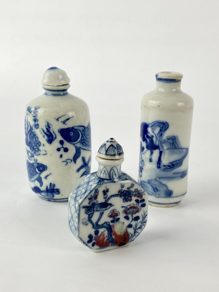 Ensemble de trois (3) flacons/ tabatières en porcelaine bleu blanc - Chine, - C…