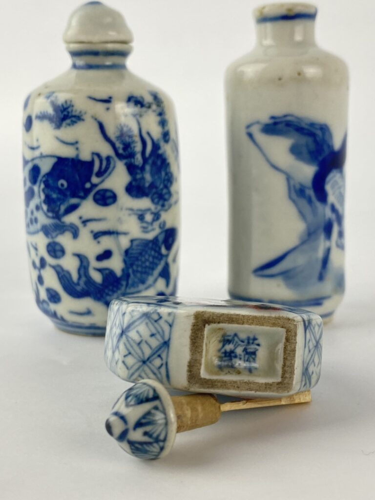Ensemble de trois (3) flacons/ tabatières en porcelaine bleu blanc - Chine, - C…