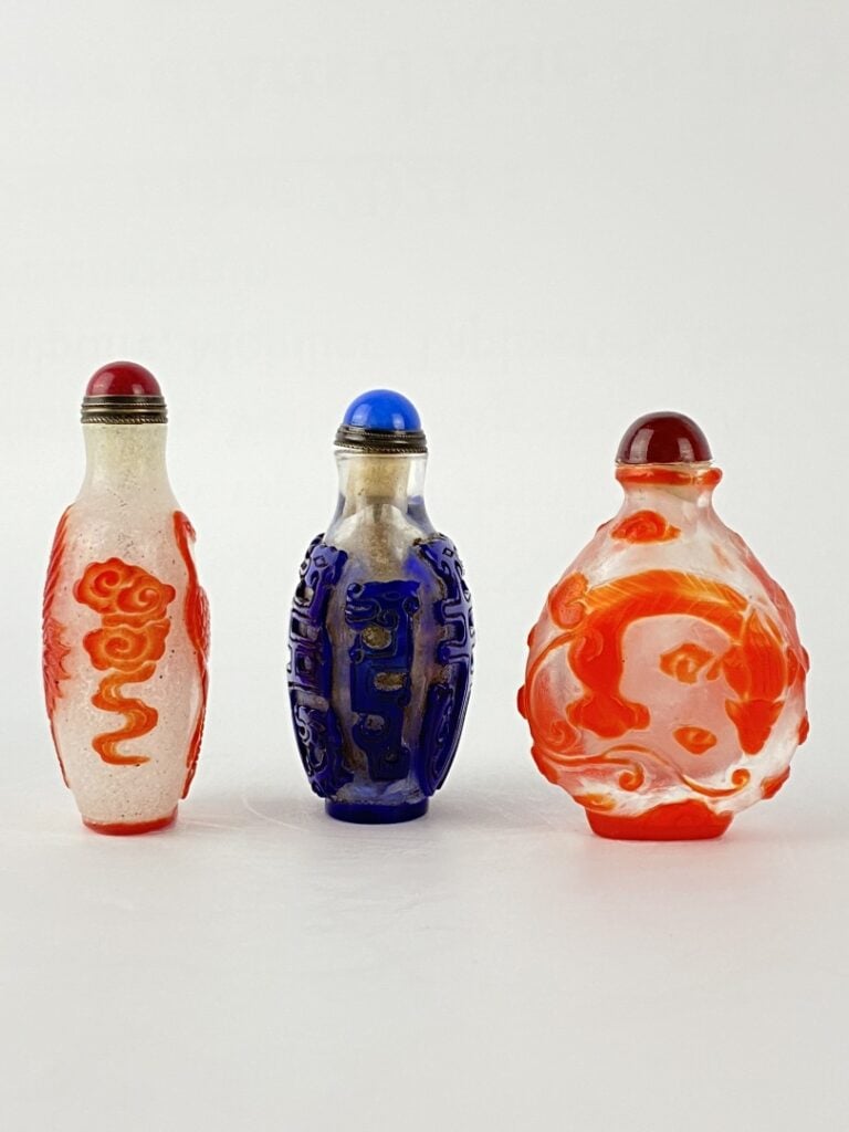 Ensemble de trois (3) flacons / tabatières en verre overlay - Chine, - Comprena…