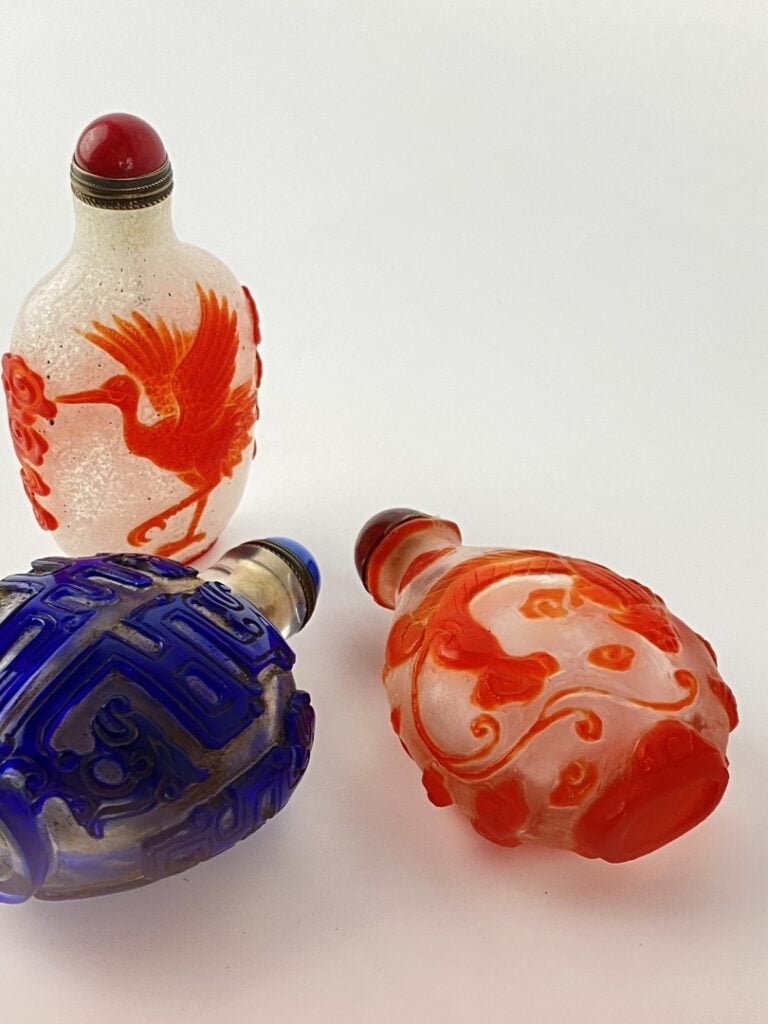 Ensemble de trois (3) flacons / tabatières en verre overlay - Chine, - Comprena…