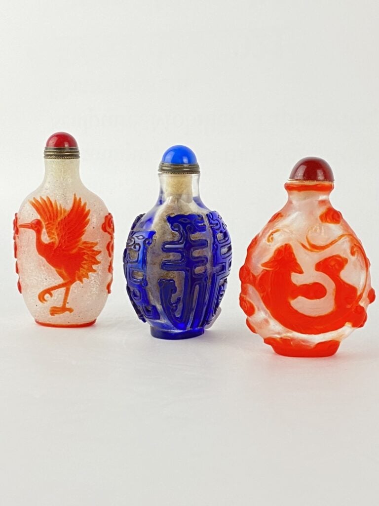 Ensemble de trois (3) flacons / tabatières en verre overlay - Chine, - Comprena…