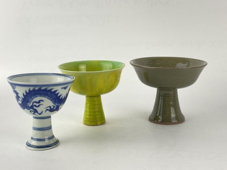 Ensemble de trois (3) petites coupes sur pied en porcelaine émaillée - Chine -…