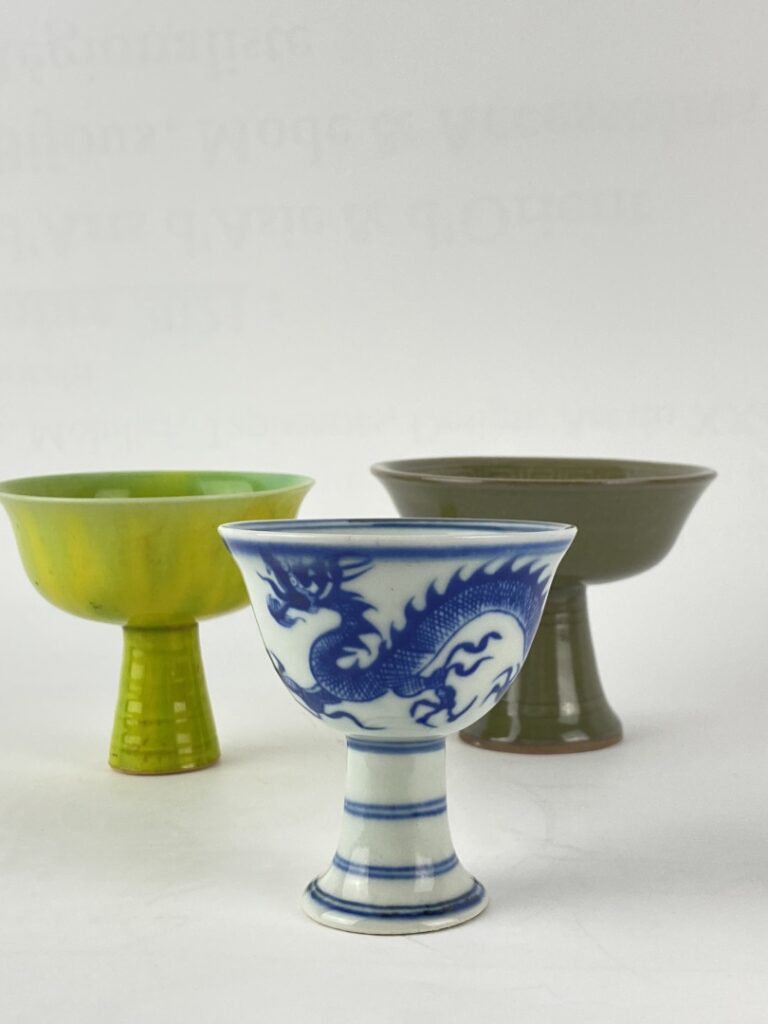 Ensemble de trois (3) petites coupes sur pied en porcelaine émaillée - Chine -…