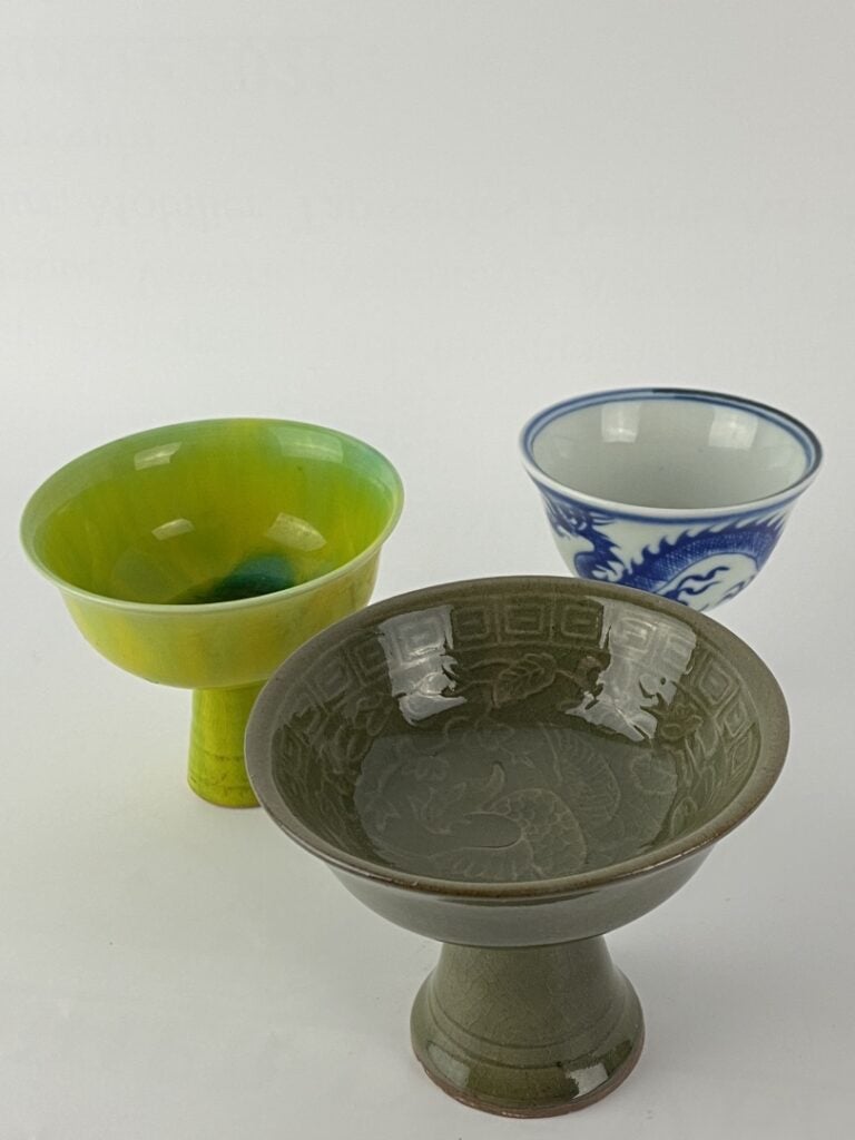 Ensemble de trois (3) petites coupes sur pied en porcelaine émaillée - Chine -…