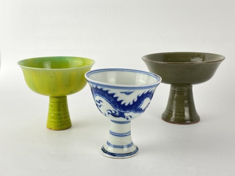 Ensemble de trois (3) petites coupes sur pied en porcelaine émaillée - Chine -…