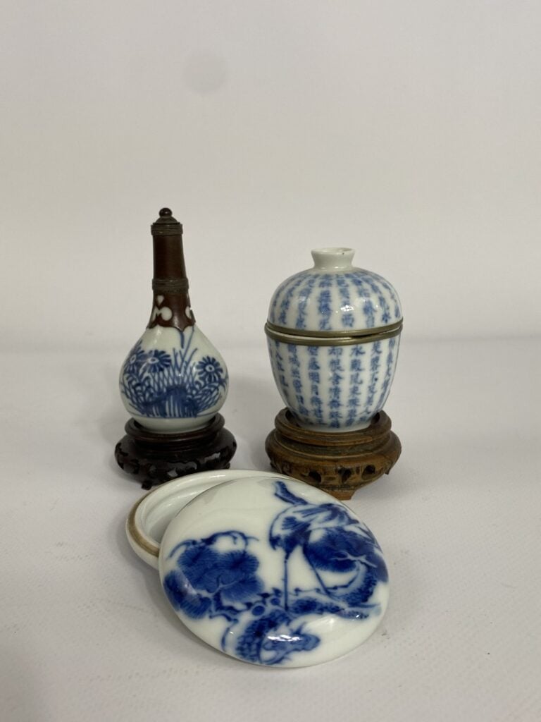 ENSEMBLE DE TROIS (3) PORCELAINES MINIATURES BLEU BLANC - Chine ou Vietnam - co…